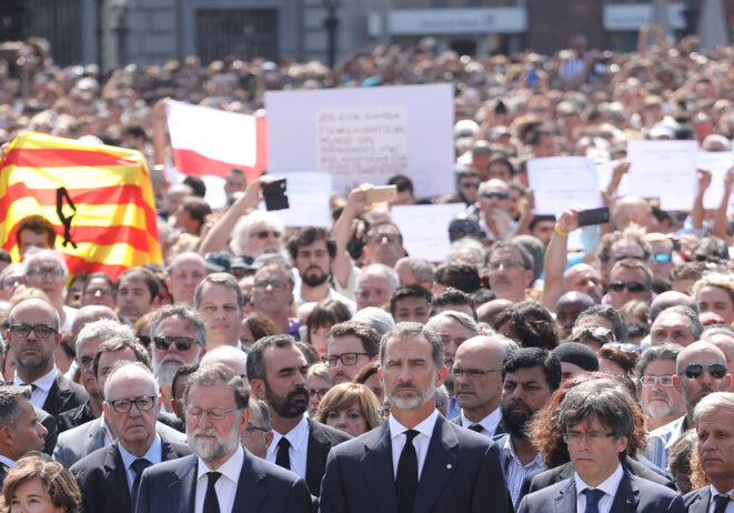 Le premier ministre Mariano Rajoy et le roi d'Espagne Felipe VI (au premier plan), lors de la minute de silence, le 18 août © Reuters Le premier ministre Mariano Rajoy et le roi d'Espagne Felipe VI (au premier plan), lors de la minute de silence, le 18 août © Reuters