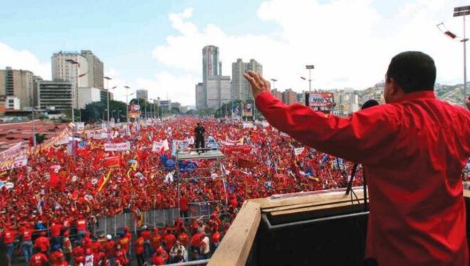 L'Avenue Bolivar à Caracas, lors d'un discours de Chavez de trois heures pour le "non" au référendum révocatoire, le 9 août 2004 L'Avenue Bolivar à Caracas, lors d'un discours de Chavez de trois heures pour le "non" au référendum révocatoire, le 9 août 2004