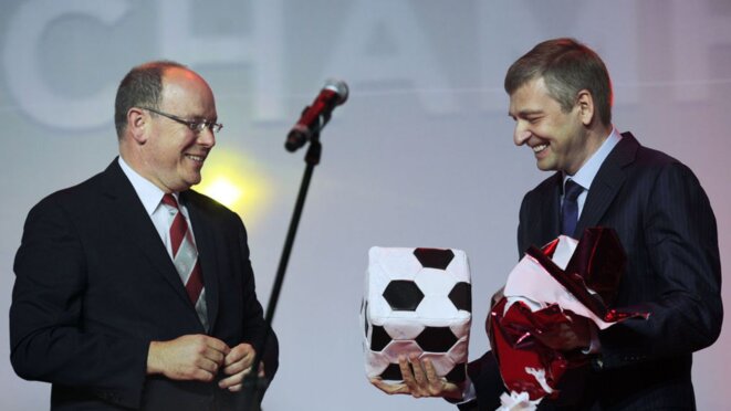 Dmitri Rybolovlev, l'homme providentiel du foot monégasque, et le prince Albert II © Reuters Dmitri Rybolovlev, l'homme providentiel du foot monégasque, et le prince Albert II © Reuters