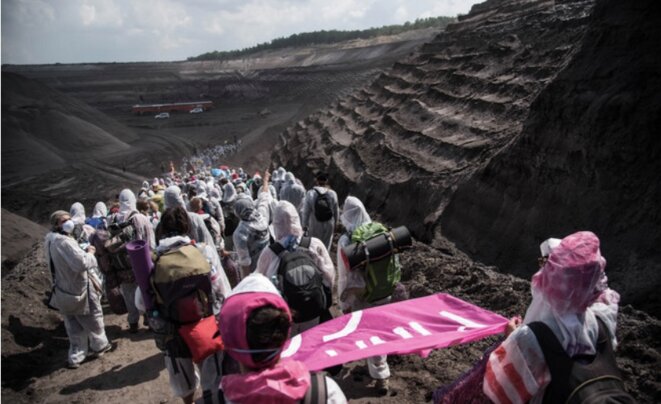 Des activistes d'Ende Gelände pénètrent dans la mine de Welsow Süd, en Lusace, le 13 mai 2016 (©Eros Sana) Des activistes d'Ende Gelände pénètrent dans la mine de Welsow Süd, en Lusace, le 13 mai 2016 (©Eros Sana)