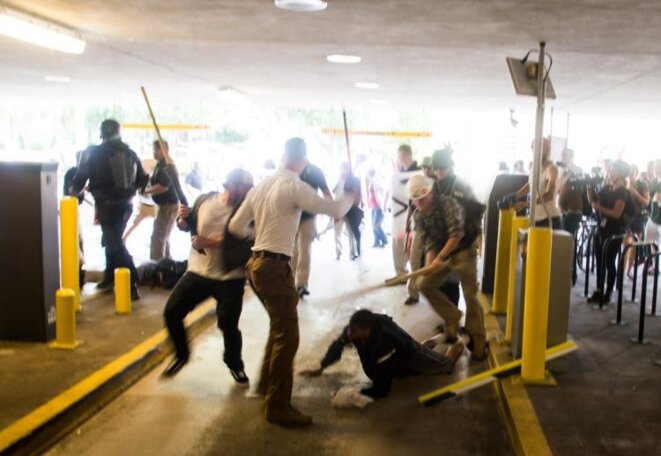 Attaque contre Deandre Harris © Zach Roberts Attaque contre Deandre Harris © Zach Roberts
