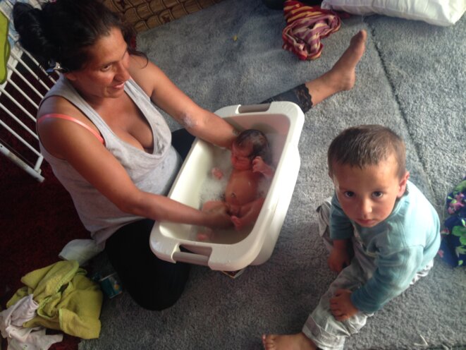 Baduśe donne le bain à Andrea, une semaine, sous la tente surchauffée © Elsa Sabado