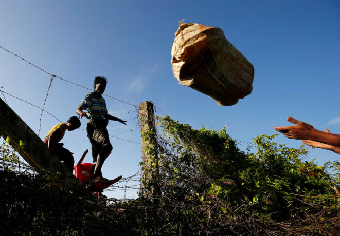 Des Rohingyas franchissent la frontière entre la Birmanie et le Bangladesh, le 29 août 2017. © Reuters Des Rohingyas franchissent la frontière entre la Birmanie et le Bangladesh, le 29 août 2017. © Reuters