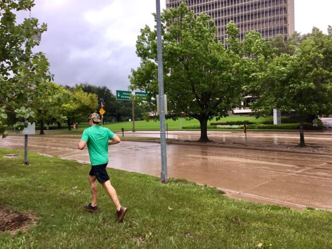 Mardi 29 - Aux alentours du buffalo bayou, les habitants du centre ville reprennent rapidement leurs habitudes - photo politicobo.fr Mardi 29 - Aux alentours du buffalo bayou, les habitants du centre ville reprennent rapidement leurs habitudes - photo politicobo.fr