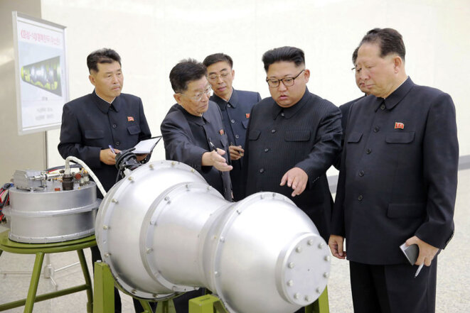Kim Jong-un, au centre, inspecte ce qui est présenté par le régime comme une bombe H pouvant être montée sur un missile. © Korean central news agency Kim Jong-un, au centre, inspecte ce qui est présenté par le régime comme une bombe H pouvant être montée sur un missile. © Korean central news agency