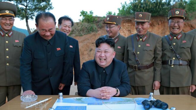 Kim Jong-un ne boude pas son plaisir devant une carte retraçant le tir d'un missile longue portée en mars dernier. Photo de l'agence nord-coréenne. © Korean Central News Agency Kim Jong-un ne boude pas son plaisir devant une carte retraçant le tir d'un missile longue portée en mars dernier. Photo de l'agence nord-coréenne. © Korean Central News Agency