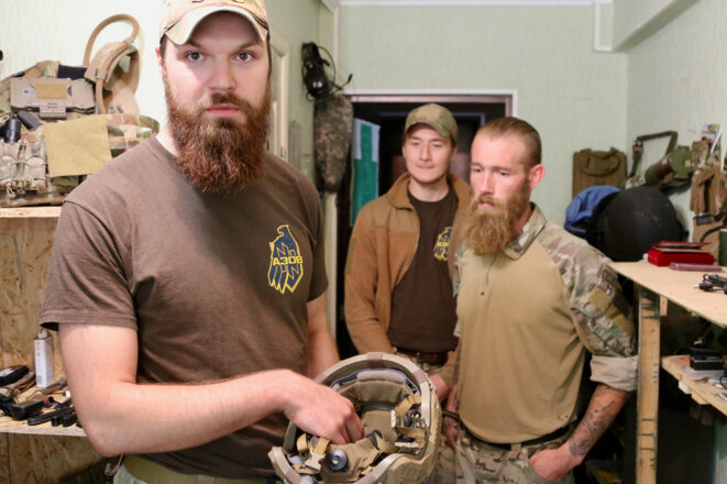 Gandolf, à gauche, et Chris Garrett, à droite, montrent certains des équipements militaires qu’ils ont dû payer eux-mêmes. Gandolf, à gauche, et Chris Garrett, à droite, montrent certains des équipements militaires qu’ils ont dû payer eux-mêmes.