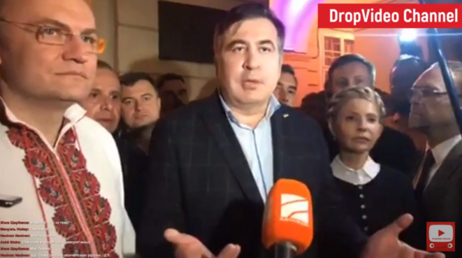 Mikheil Saakashvili à Lviv (Ukraine) entouré du maire de la ville Andri Sadovy et de Ioulia Tymochenko, ancienne premier ministre. Mikheil Saakashvili à Lviv (Ukraine) entouré du maire de la ville Andri Sadovy et de Ioulia Tymochenko, ancienne premier ministre.