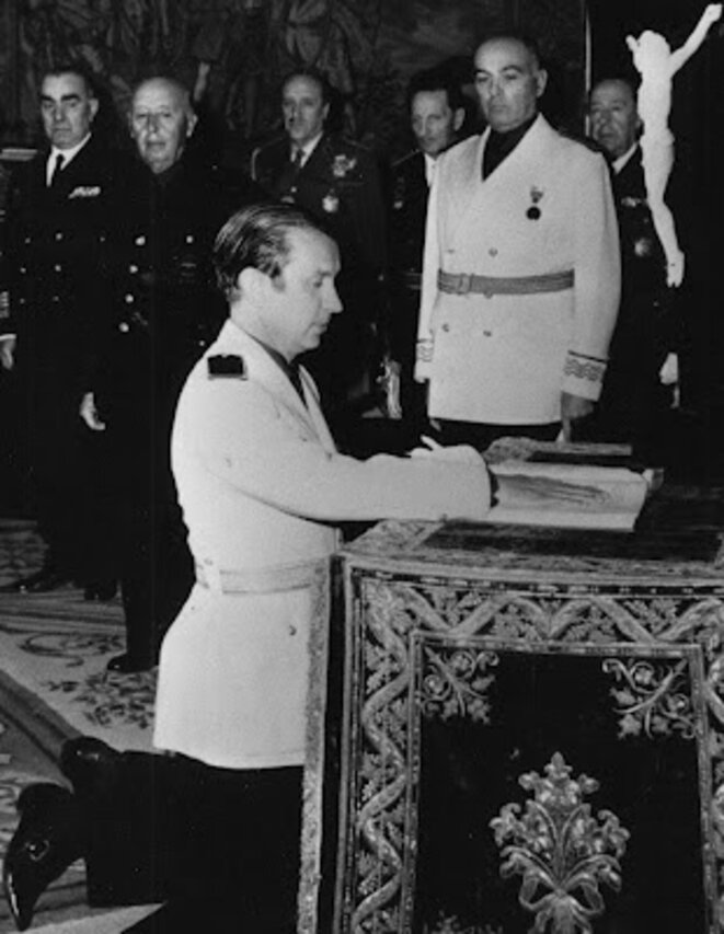 Samaranch prêtant fidélité à et devant Franco en 1967. Samaranch prêtant fidélité à et devant Franco en 1967.