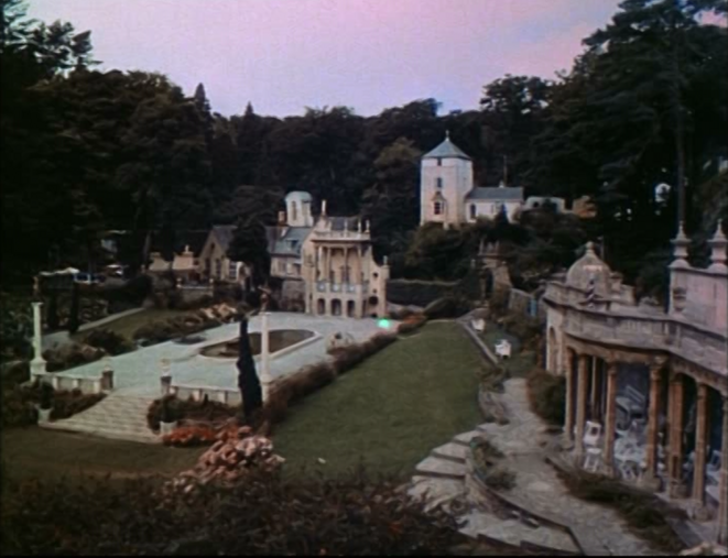 Le village, découvert par McGoohan à son réveil (Le Prisonnier) Le village, découvert par McGoohan à son réveil (Le Prisonnier)