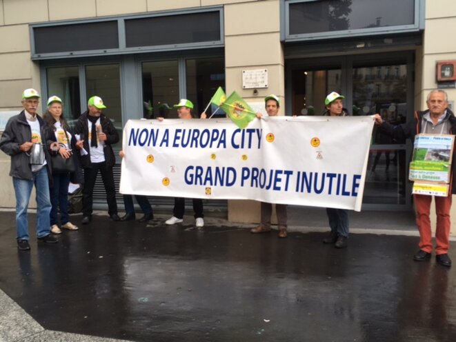 À l'entrée de la conférence de presse, le Collectif pour le triangle de Gonesse (JL) À l'entrée de la conférence de presse, le Collectif pour le triangle de Gonesse (JL)
