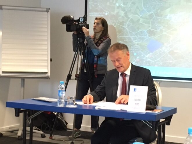 Jean-Pierre Blazy, maire de Gonesse, lors de sa conférence de presse à Paris, 19 septembre 2017 (JL) Jean-Pierre Blazy, maire de Gonesse, lors de sa conférence de presse à Paris, 19 septembre 2017 (JL)