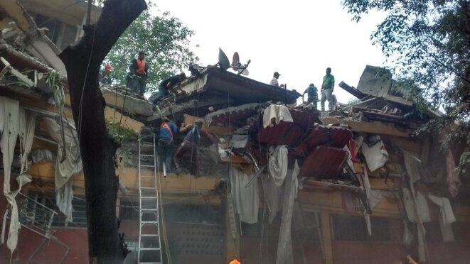 Sauvetage d'un enfant réellement enseveli dans le quartier de Coyoacan, au sud de Mexico © @PAG_Coyoacan