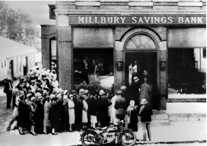 Dépression de 1939 aux USA : les gens cherchant à récupérer leurs dépôts en cash à l'entreée d'une agence bancaire Dépression de 1939 aux USA : les gens cherchant à récupérer leurs dépôts en cash à l'entreée d'une agence bancaire