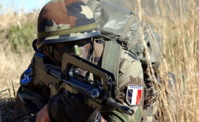 Soldat Français avec FAMAS F1 © Armée de Terre (France) Soldat Français avec FAMAS F1 © Armée de Terre (France)