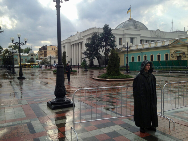 La police ukrainienne et les troupes de la Garde nationale sont restées sur leurs gardes devant le Parlement ukrainien alors que les nuages se séparaient mercredi. La police ukrainienne et les troupes de la Garde nationale sont restées sur leurs gardes devant le Parlement ukrainien alors que les nuages se séparaient mercredi.