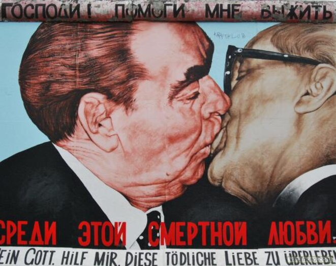 Embrassade entre Brejnev et le patron de l'Allemagne de l'Est Honecker. La guerre n'était pas froide pour tout le monde. Embrassade entre Brejnev et le patron de l'Allemagne de l'Est Honecker. La guerre n'était pas froide pour tout le monde.