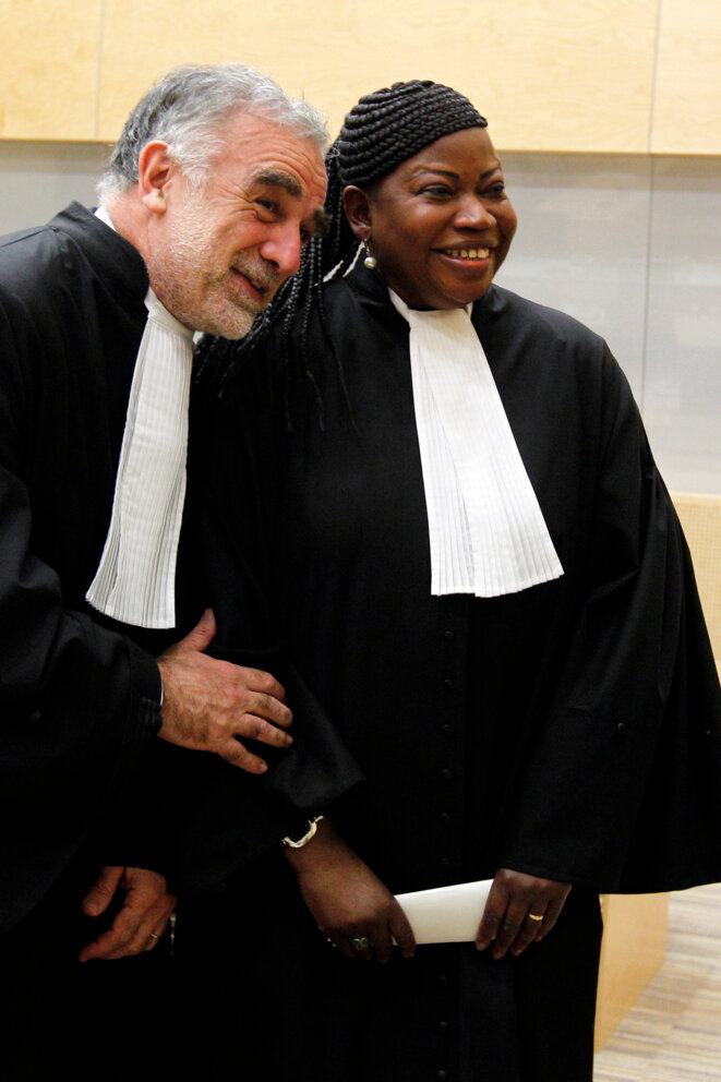 Fatou Bensouda (à dr.), l'actuelle procureure de la CPI, avec son prédécesseur Luis Moreno Ocampo, le 15 juin 2012. © Reuters Fatou Bensouda (à dr.), l'actuelle procureure de la CPI, avec son prédécesseur Luis Moreno Ocampo, le 15 juin 2012. © Reuters
