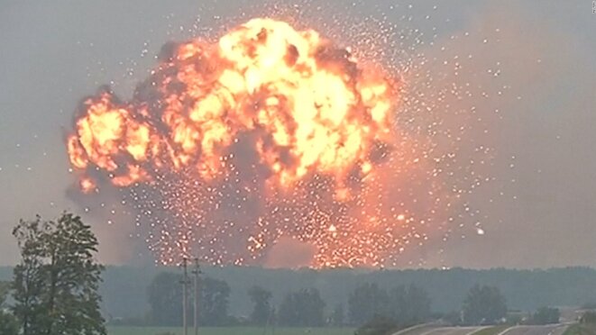 UKRAINE Premières Images Après La Spectaculaire Explosion D’un Dépôt De ...