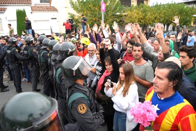 barcelone-fleurs-contre-police-anti-emeute