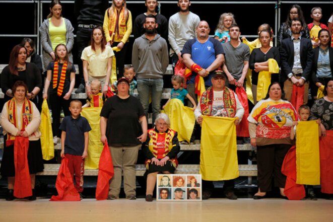 Les supporters du RC de Lens sur la scèbne du Théâtre de la Colline © Pascal Victor Les supporters du RC de Lens sur la scèbne du Théâtre de la Colline © Pascal Victor