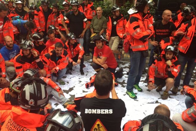 Les pompiers de Barcelone en grève, devant le siège du Parti Populaire © Yes We Cat Les pompiers de Barcelone en grève, devant le siège du Parti Populaire © Yes We Cat