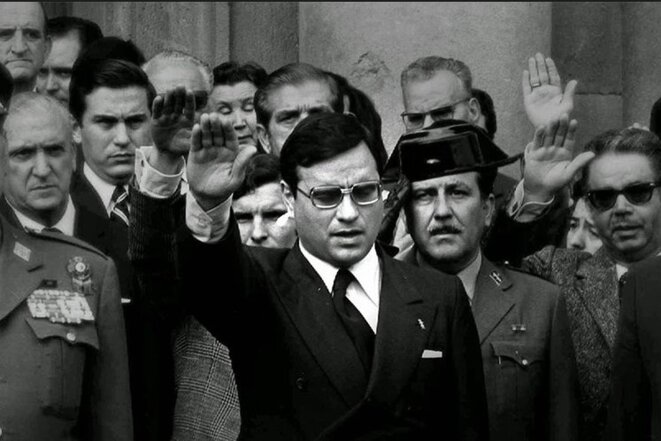 Rodolf Martín Villa faisant le salut romain pendant la dictature. Une demande d'extradition à son encontre a été émise en 2014 par María Servini, une juge argentine, pour des actes de torture remontant à 1976, lorsqu'il était ministre des Relations syndicales.. Rodolf Martín Villa faisant le salut romain pendant la dictature. Une demande d'extradition à son encontre a été émise en 2014 par María Servini, une juge argentine, pour des actes de torture remontant à 1976, lorsqu'il était ministre des Relations syndicales..