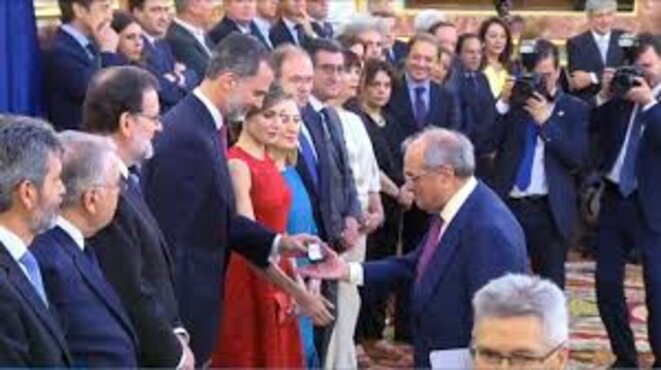 Felipe VI, lors de la célébration des 40 ans de la démocratisation du pays, remettant une médaille à Martín Villa pour avoir été membre de l'assemblée constituante de 1977, Felipe VI, lors de la célébration des 40 ans de la démocratisation du pays, remettant une médaille à Martín Villa pour avoir été membre de l'assemblée constituante de 1977,