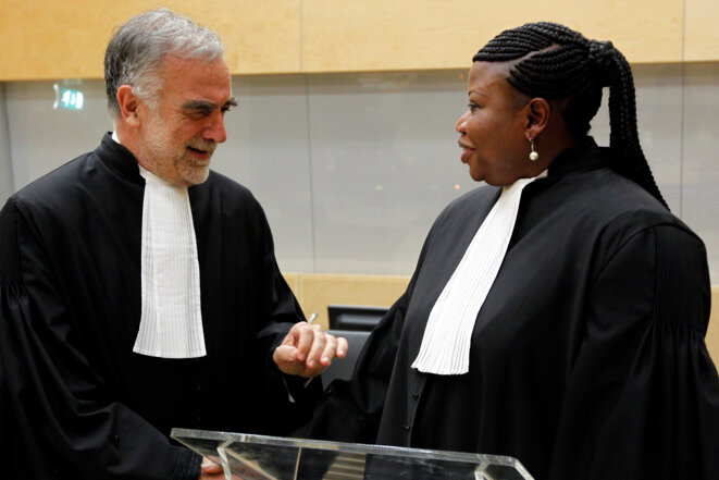 Luis Moreno Ocampo et Fatou Bensouda, procureurs de la CPI, en juin 2012, à La Haye. © Reuters