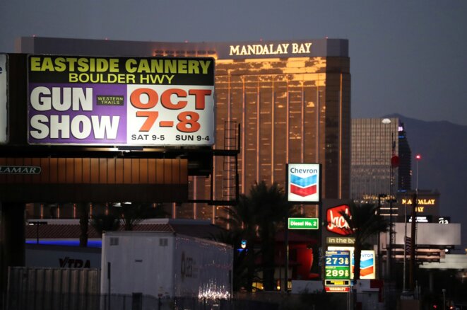 Las Vegas, le 3 octobre 2017. Une publicité pour un salon consacré aux armes voisine l'hôtel Mandalay Bay. © Reuters