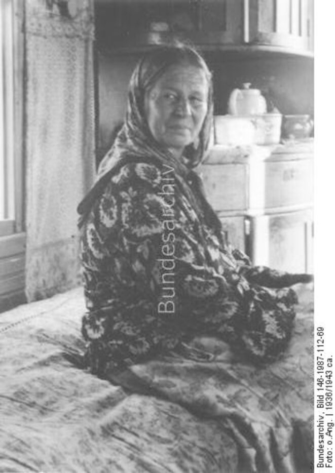 BunBundesarchiv, archives fédérales allemandes, Mme Disari, tsigane, internée au camp de Berlin-Marzahn BunBundesarchiv, archives fédérales allemandes, Mme Disari, tsigane, internée au camp de Berlin-Marzahn