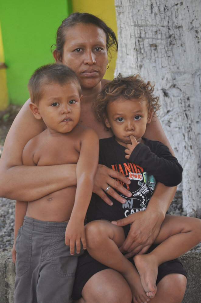Maria Estrella et ses deux enfants dans le refuge de "Jésus le bon pasteur" à Tapachula, frontière entre le Mexique et le Guatemala © Joseph Sorrentino Maria Estrella et ses deux enfants dans le refuge de "Jésus le bon pasteur" à Tapachula, frontière entre le Mexique et le Guatemala © Joseph Sorrentino