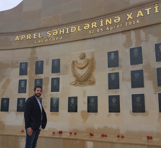 Le monument au mort situé près de la ligne de conflit entre l'Azerbaïdjan et l'Arménie © Jonathan-Simon Sellem Le monument au mort situé près de la ligne de conflit entre l'Azerbaïdjan et l'Arménie © Jonathan-Simon Sellem