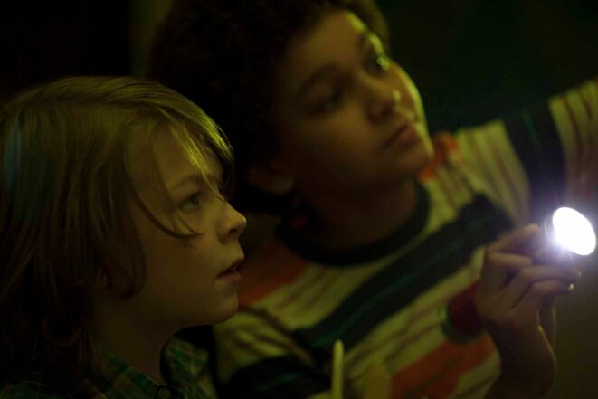 Ben (Oakes Fegley) et son ami Jamie (Jaden Michael) en 1977 Ben (Oakes Fegley) et son ami Jamie (Jaden Michael) en 1977