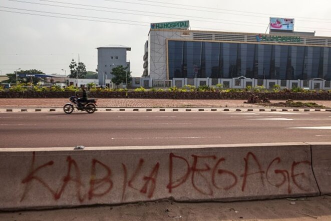 kabila-degage-signe-au-mur