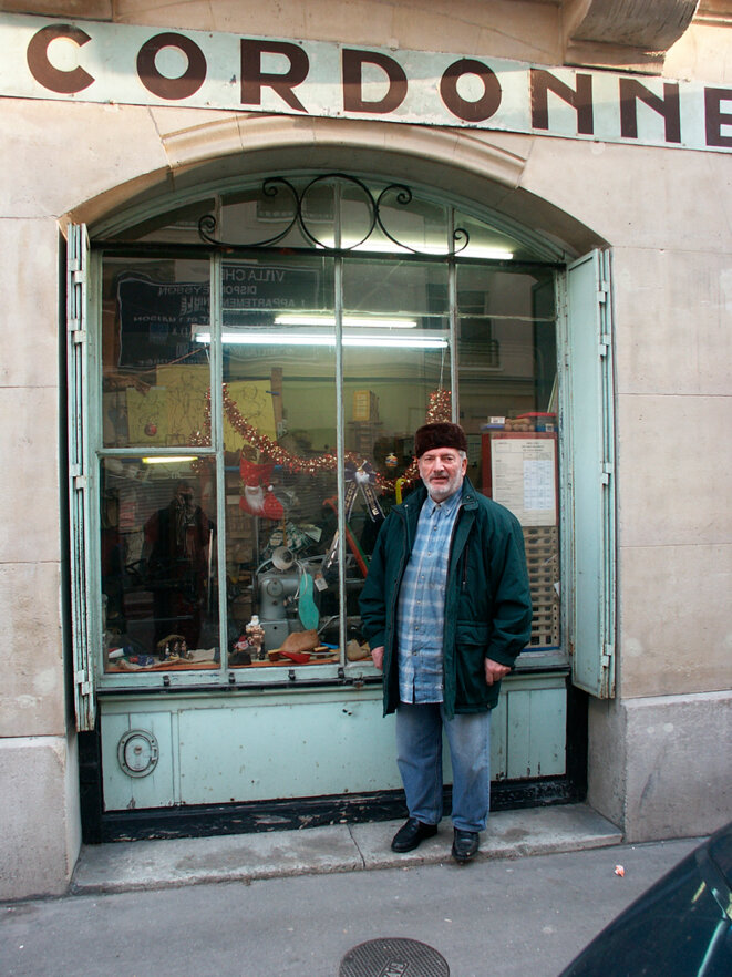 Léon devant sa boutique, rue Boileau - 2002 © Gilles Walusinski Léon devant sa boutique, rue Boileau - 2002 © Gilles Walusinski