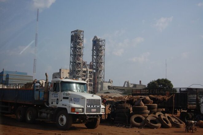 Photo : Cimenterie Dangote, “Benue state (NIGERIA)”, by William Muzi, CC BY-NC-ND 2.0, Flickr. https://www.flickr.com/photos/elmuz/10924869894/ Photo : Cimenterie Dangote, “Benue state (NIGERIA)”, by William Muzi, CC BY-NC-ND 2.0, Flickr. https://www.flickr.com/photos/elmuz/10924869894/