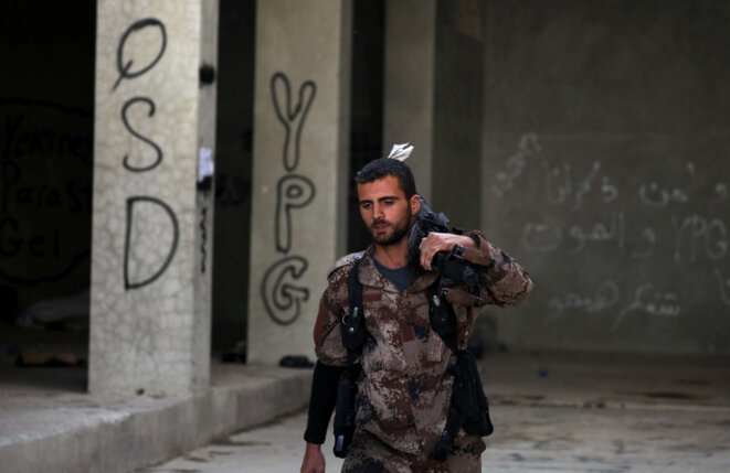 Un combattant des Forces démocratiques syriennes, lundi 16 octobre 2017, à Raqqa © Reuters Un combattant des Forces démocratiques syriennes, lundi 16 octobre 2017, à Raqqa © Reuters