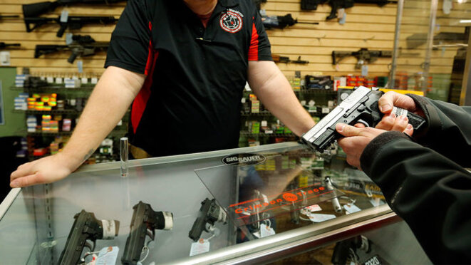 Dans les États où existe un délai obligatoire entre achat et livraison d'une arme à feu, le nombre de tués par balle est plus bas. © Reuters/Jim Young Dans les États où existe un délai obligatoire entre achat et livraison d'une arme à feu, le nombre de tués par balle est plus bas. © Reuters/Jim Young