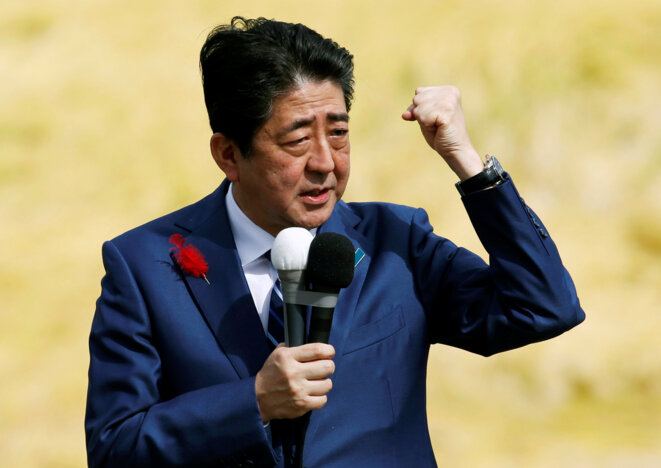Le premier ministre japonais, Shinzo Abe, en campagne le 10 octobre 2017. © Reuters Le premier ministre japonais, Shinzo Abe, en campagne le 10 octobre 2017. © Reuters