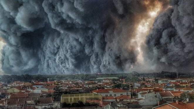 La pinède de Leiria en feu le 16 octobre © Hélio Medeiros La pinède de Leiria en feu le 16 octobre © Hélio Medeiros
