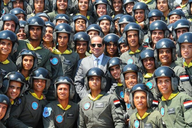 Le président al-Sissi posant au milieu des étudiants de l'armée de l'air égyptienne. © Reuters Le président al-Sissi posant au milieu des étudiants de l'armée de l'air égyptienne. © Reuters