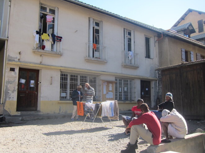 Le bâtiment de la CRS (Coordination réfugiés solidaires) se situe à côté de la MJC de Briançon, où les migrants participent à des activités et reçoivent des cours de français. © LF Le bâtiment de la CRS (Coordination réfugiés solidaires) se situe à côté de la MJC de Briançon, où les migrants participent à des activités et reçoivent des cours de français. © LF