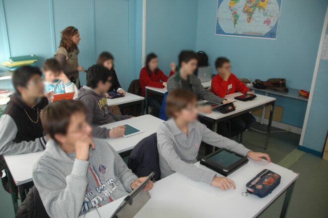 Ecole Plus Paris Enseignement aux élèves avec la tablette numérique Ecole Plus Paris Enseignement aux élèves avec la tablette numérique