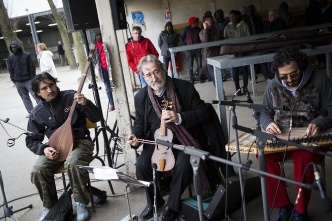 Jordi Savall dans la "jungle" de Calais, en avril 2016 Jordi Savall dans la "jungle" de Calais, en avril 2016