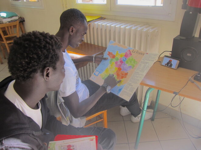 À la salle paroissiale de Gap, ces deux jeunes calculent la distance pour se rendre à Saint-Étienne, où ils espèrent pouvoir étudier © LF