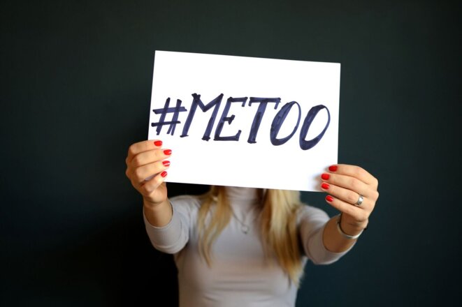 me-too-harcelement-sexuel-travail-femme-pancarte-preview