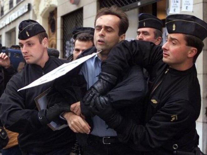 Robert Ménard manifestant en 1999 contre la visite du président chinois Jian Zemin Robert Ménard manifestant en 1999 contre la visite du président chinois Jian Zemin