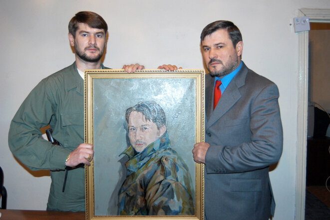 Les frères Sulim et Ruslan Yamadayev avec un portrait de son frère Jabrail. © Yuri Tutov/Kommersant Les frères Sulim et Ruslan Yamadayev avec un portrait de son frère Jabrail. © Yuri Tutov/Kommersant