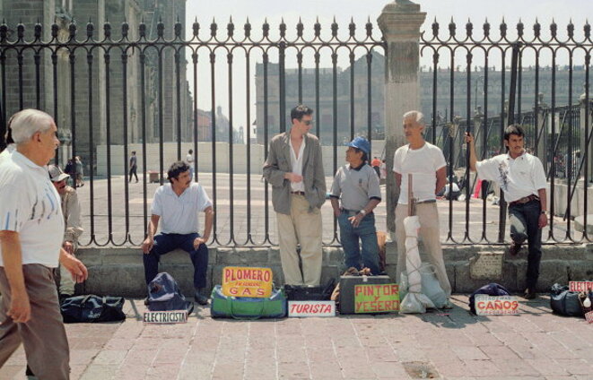 Francis Alÿs - Turista (1994) - Documentation photographique de la performance à Mexico City © Enrique Huerta - Courtesy of Francis Alÿs and David Zwirner, New York Francis Alÿs - Turista (1994) - Documentation photographique de la performance à Mexico City © Enrique Huerta - Courtesy of Francis Alÿs and David Zwirner, New York